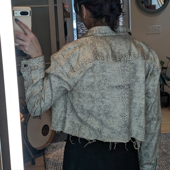 GRLFRND Christy Snow Leopard Stretch Crop Raw Hem Denim Jacket size M - Picture 6 of 11
